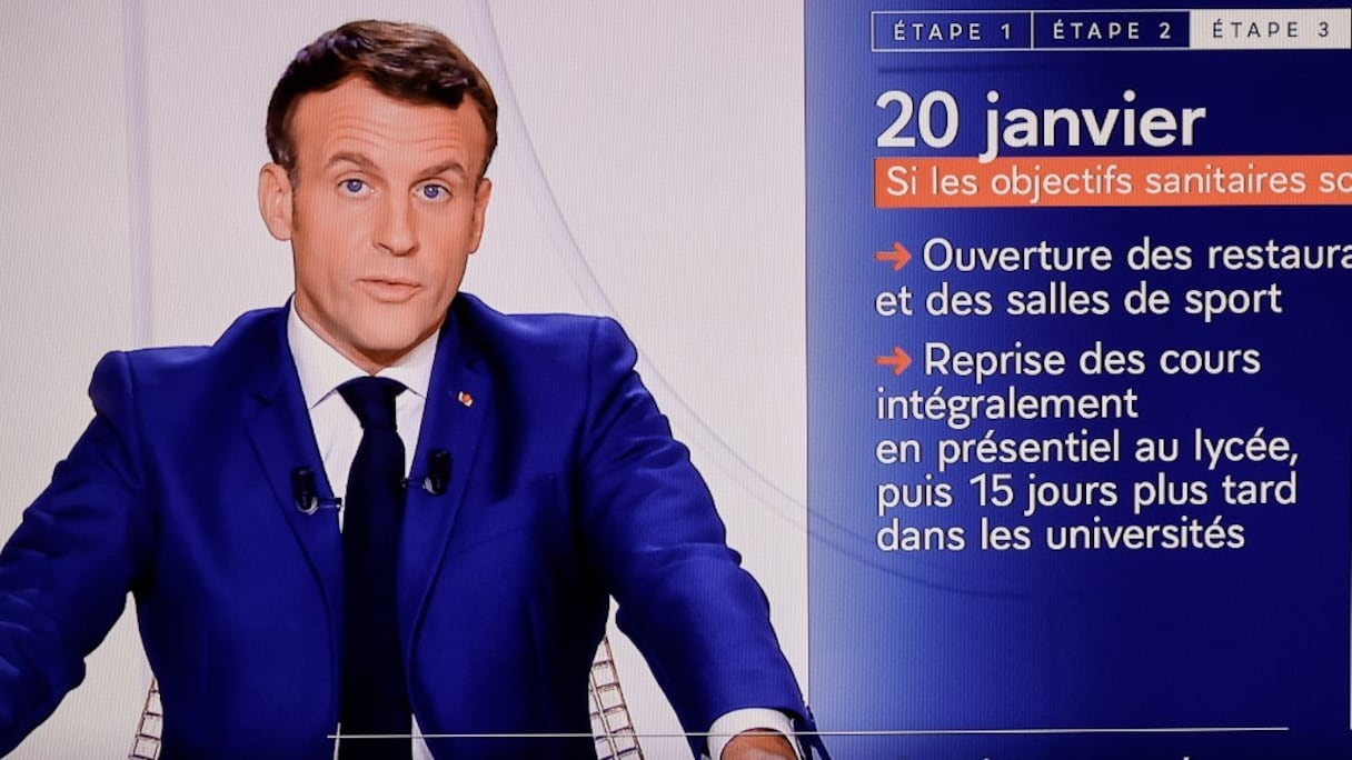 Emmanuel Macron détaille les mesures d'assouplissement qui seront prises après le confinement en France, au cours d'une allocution télévisée le 24 novembre 2020.
