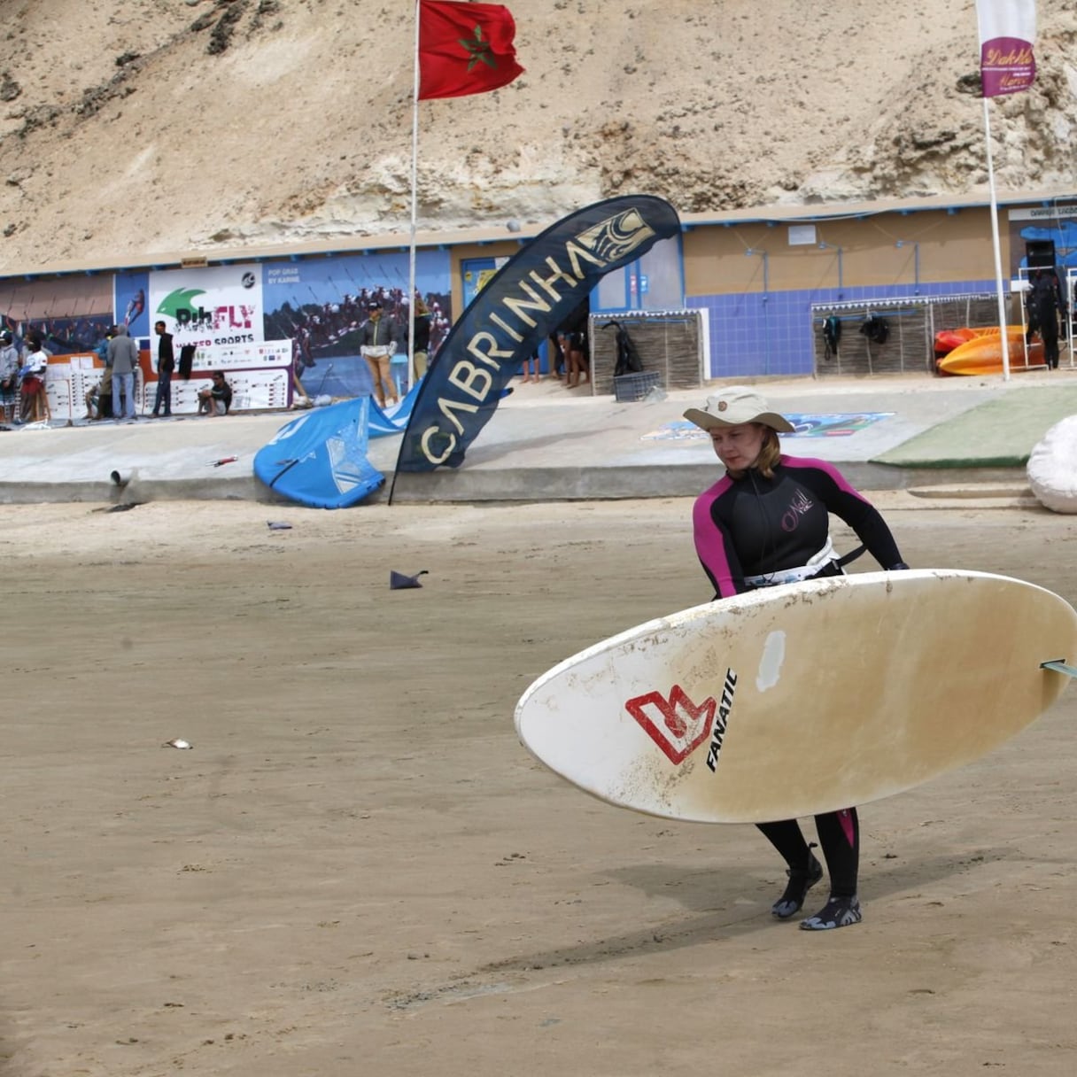 Des sportifs impatients de défier les vagues.  
