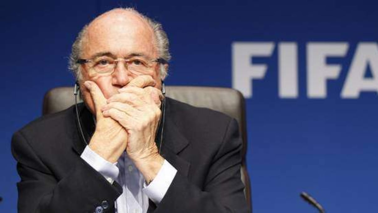 L'étau se resserre autour du président de la Fifa, emmêlé dans des affaires de corruption.
