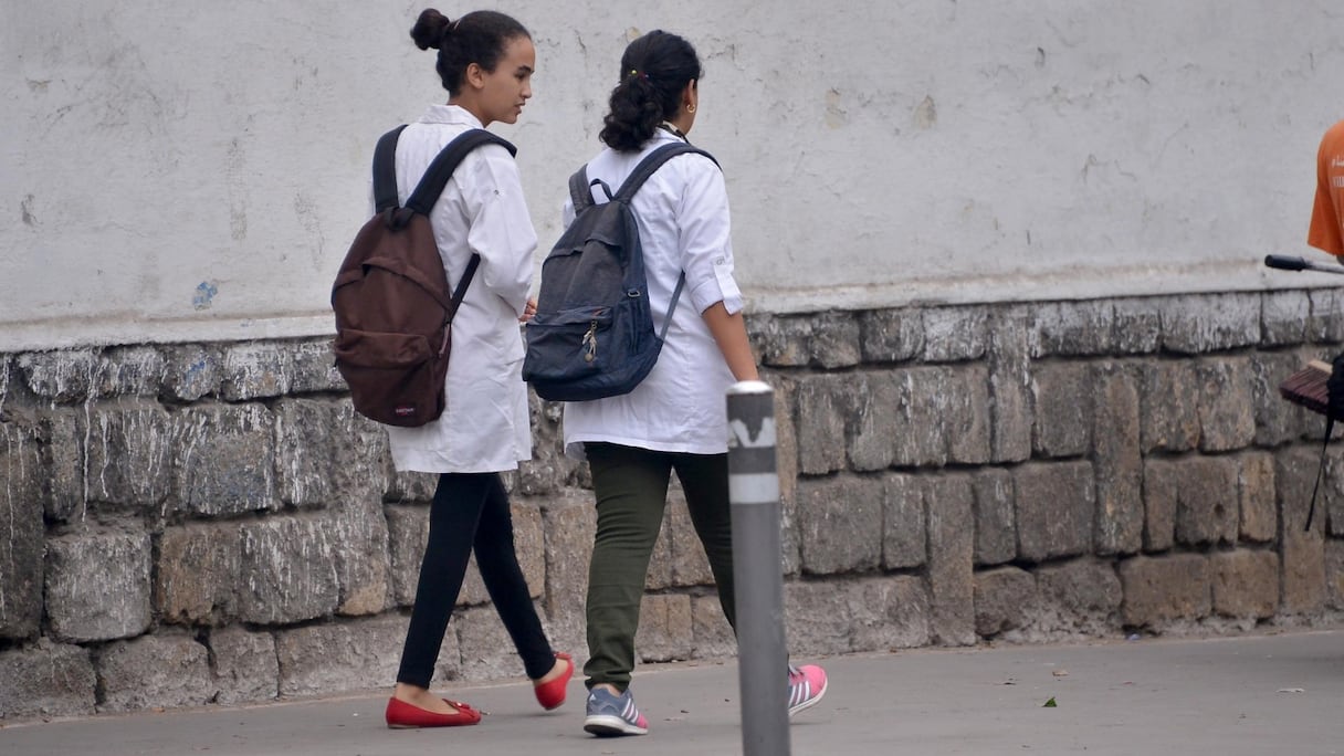 Des élèves reprenant le chemin de l'école. 
