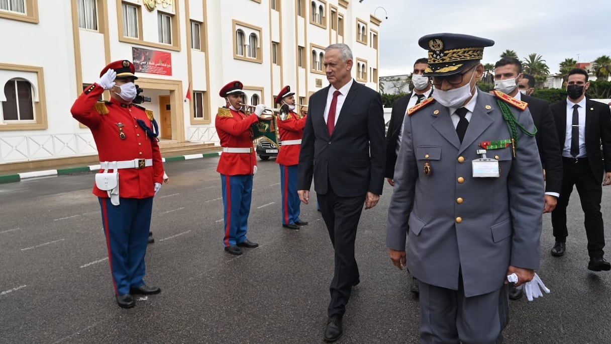 Le ministre israélien de la Défense Benny Gantz, reçu par le général de corps d’armée El Farouk Belkhir, inspecteur général des FAR,  le 24 novembre 2021, à Rabat. 
