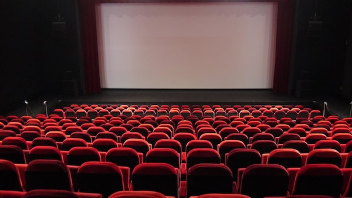 Une salle de cinéma. 
