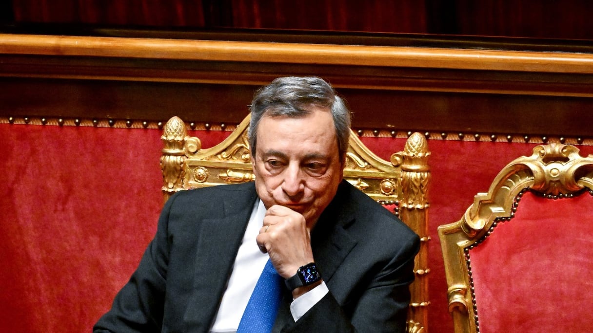 Le Premier ministre italien Mario Draghi assiste le 20 juillet 2022 à un débat sur la crise gouvernementale après sa démission au cours de la semaine qui a précédé, au Sénat, à Rome.
