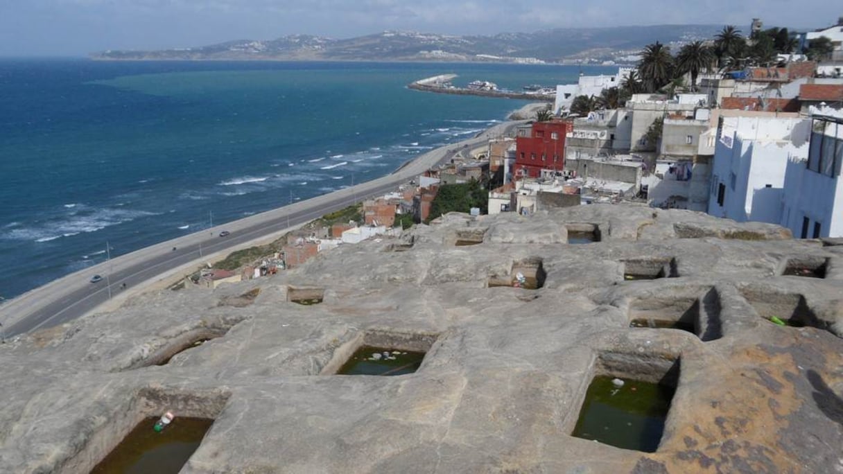 Tombes phéniciennes, plateau du Marchan, à 15 mètres au-dessus du niveau de la mer, dominant la baie de Tanger. Situées près du café maure Hafa, ces mystérieuses sépultures, encore peu valorisées, sont datées entre le VIIe et le Ve siècle av. JC. 
