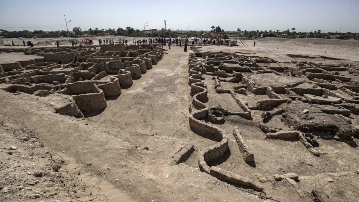 Photographiés le 10 avril 2021, les vestiges d'une cité vieille de 3000 ans, "The Rise of Athens", datant du règne d'Amenhotep III, découverte par une mission archéologique égyptienne près de Louxor, où se trouve la légendaire Vallée des Rois.
