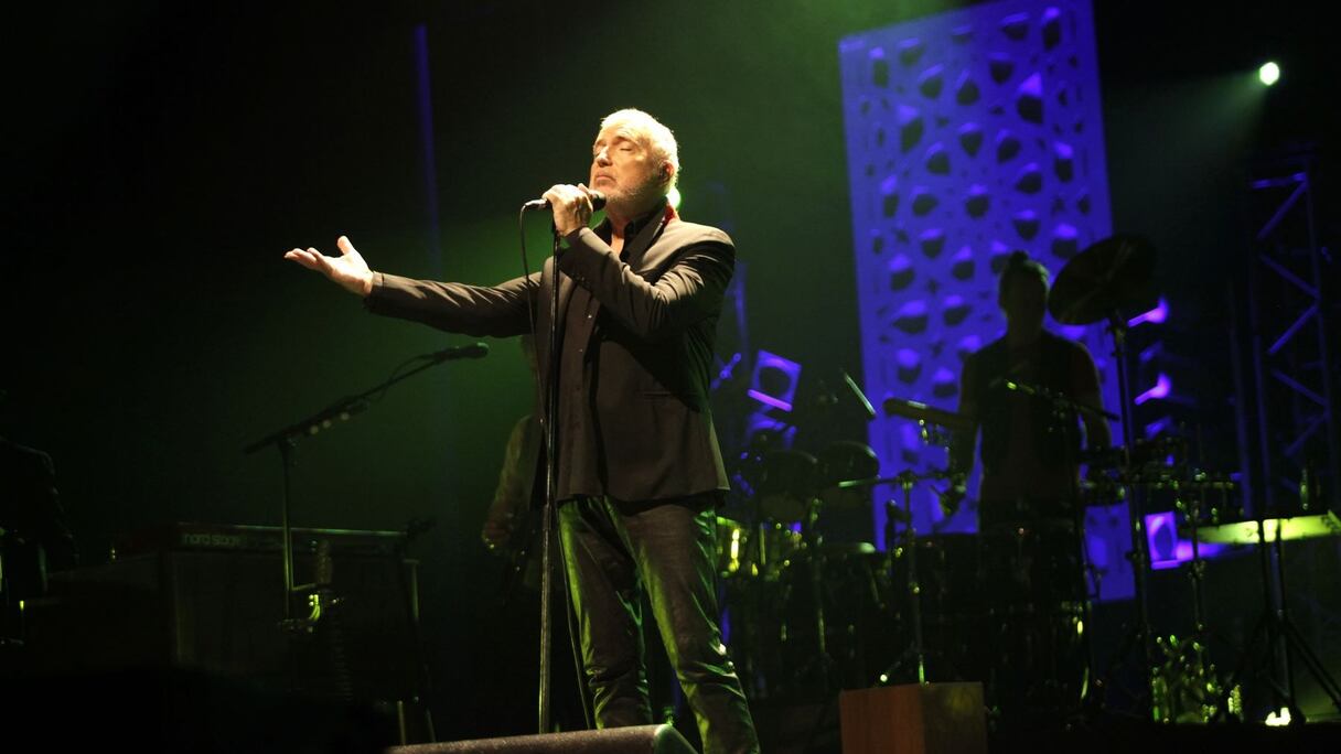 Le monde l'émeut autant qu'il le met en colère. Et il en chante les misères sur des rythmes tropicaux. Il en chante les horreurs d'une voix douce et rauque où monte un cri.  
