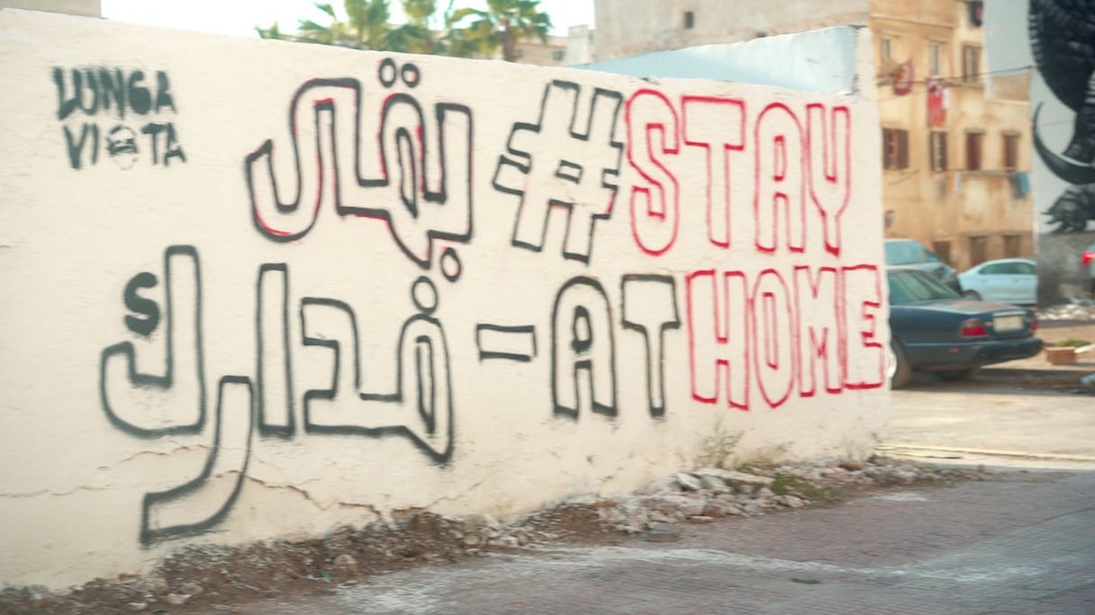 Le slogan "Reste chez toi" tagué sur un mur dans une rue casablancaise.
