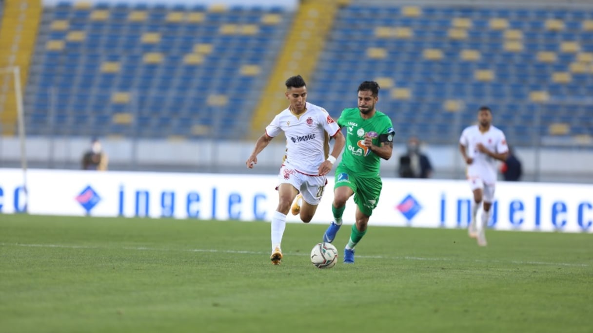 Muaid Ellafi (Wydad) et Mohcine Moutouali (Raja).
