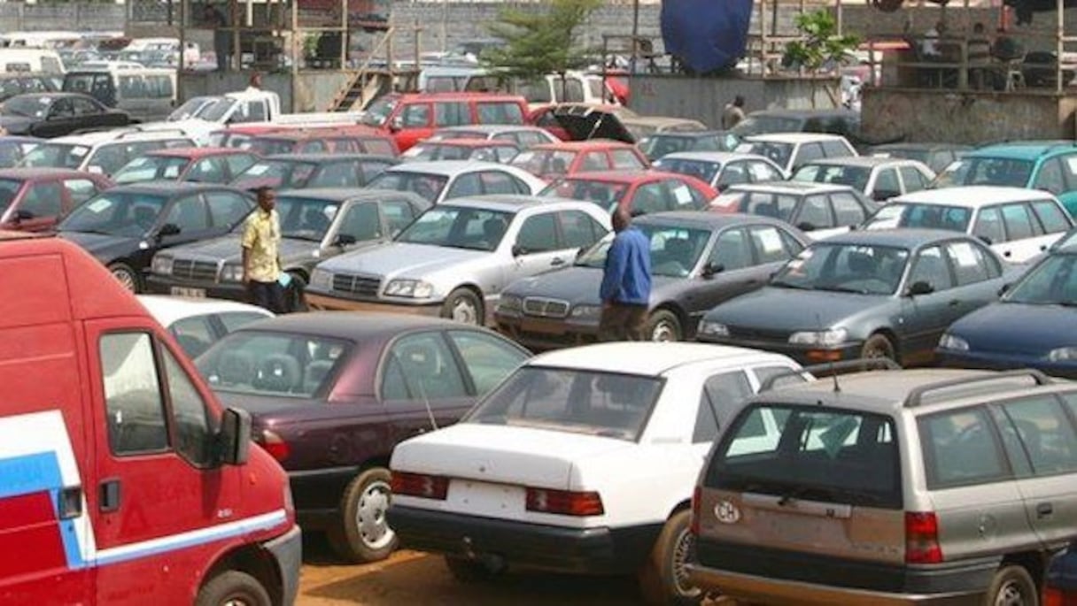 Un marché de véhicules d'occasion en Côte d'Ivoire. 
