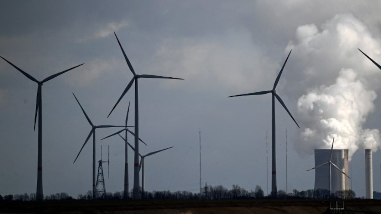 Des éoliennes près de la centrale électrique au charbon Neurath, du géant allemand de l'énergie RWE à Garzweiler, dans l'ouest de l'Allemagne, le 15 mars 2021. 
