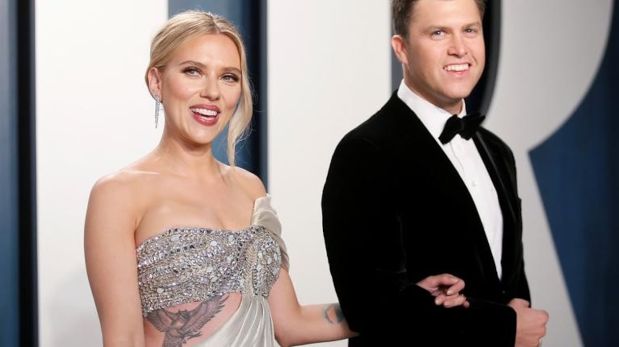 Scarlett Johansson au bras de Colin Jost, son époux désormais. 
