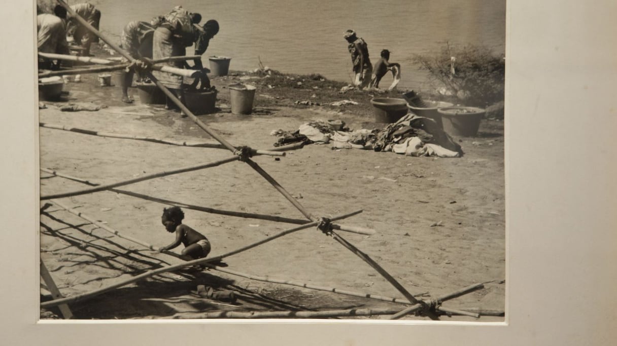 Artiste peintre, poète, Mohamed Kacimi a en effet approché la photographie, notamment lors de ces voyages en Afrique. Et le résultat est saisissant. "Dans chaque écoute, il y a un message artistique, humaniste, culturel", écrira-t-il dans Parole nomade.  
