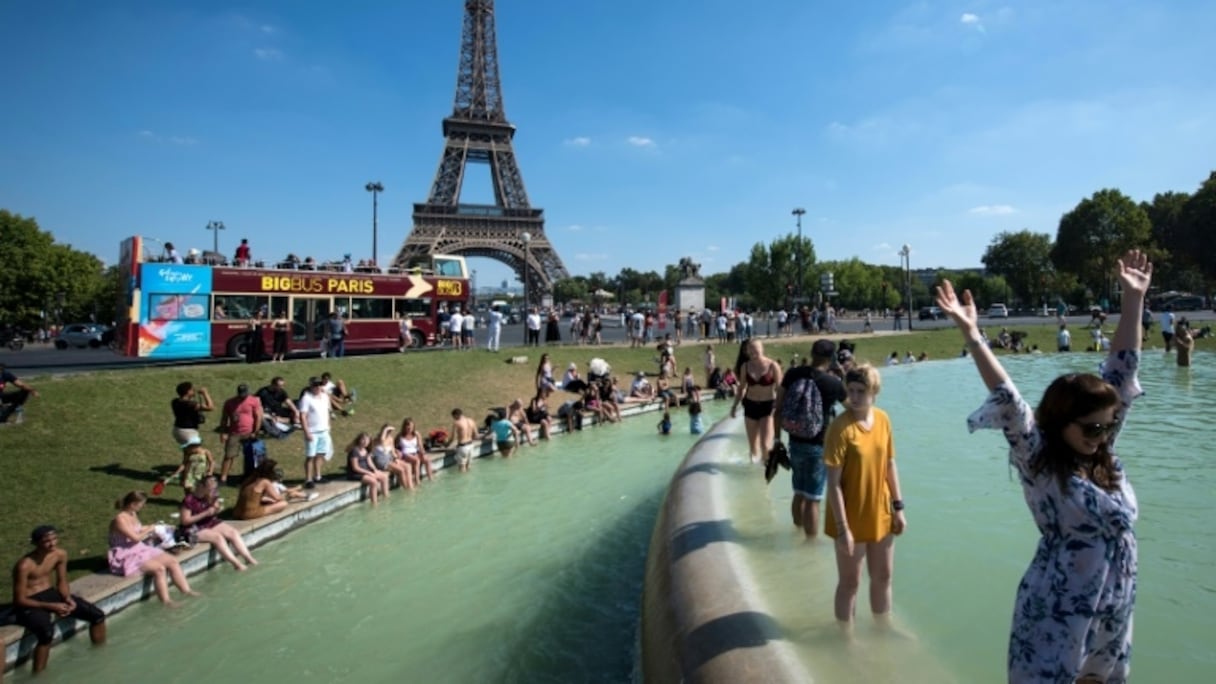 Sur le champ de Mars, au pied de la tour Eiffel, le 2 août 2018. 
