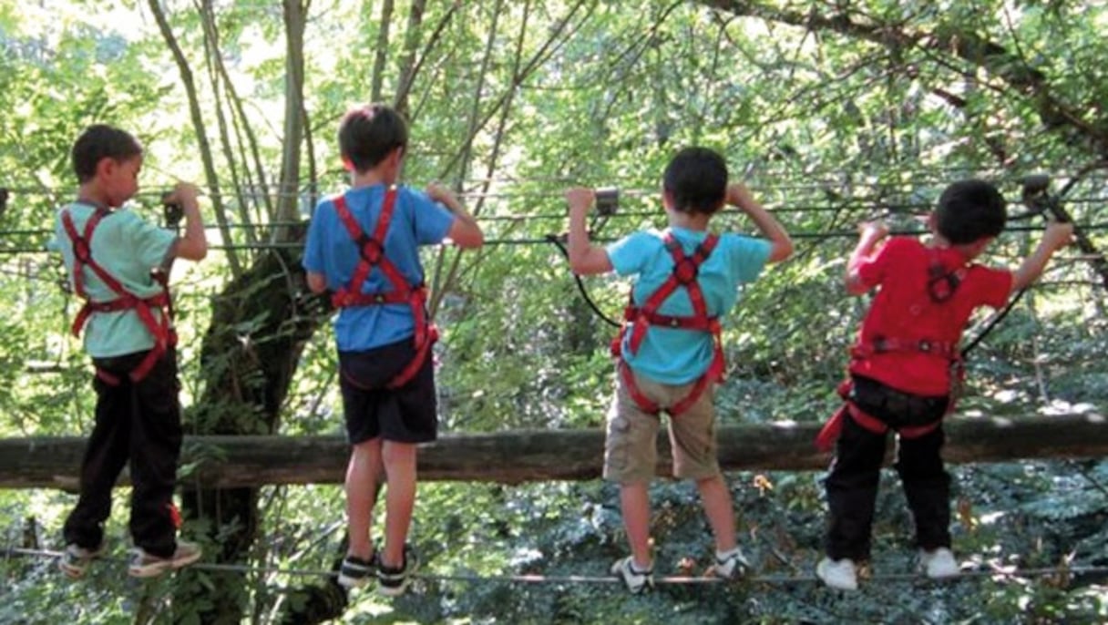 Des enfants en pleine activité extérieure.
