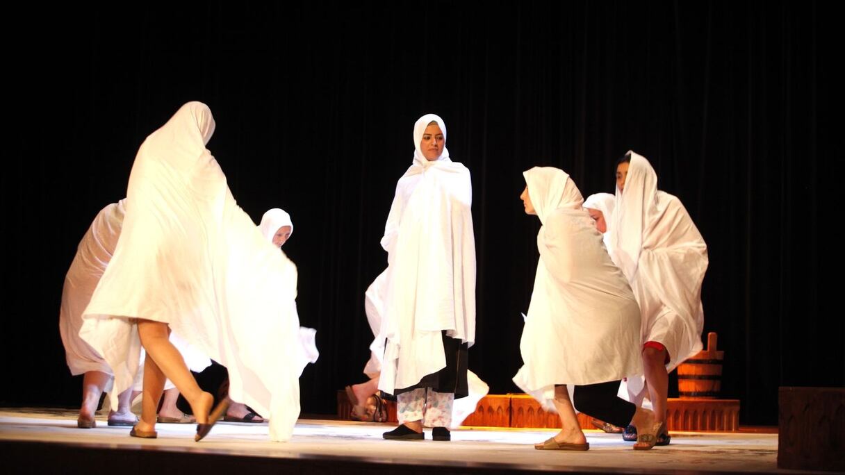  Une pièce "dont l’auteure, une femme également, a été immolée parce qu’elle a osé écrire avec justesse son vécu dans son Algérie des années noires", déclare le metteur en scène, Adil Madih.
