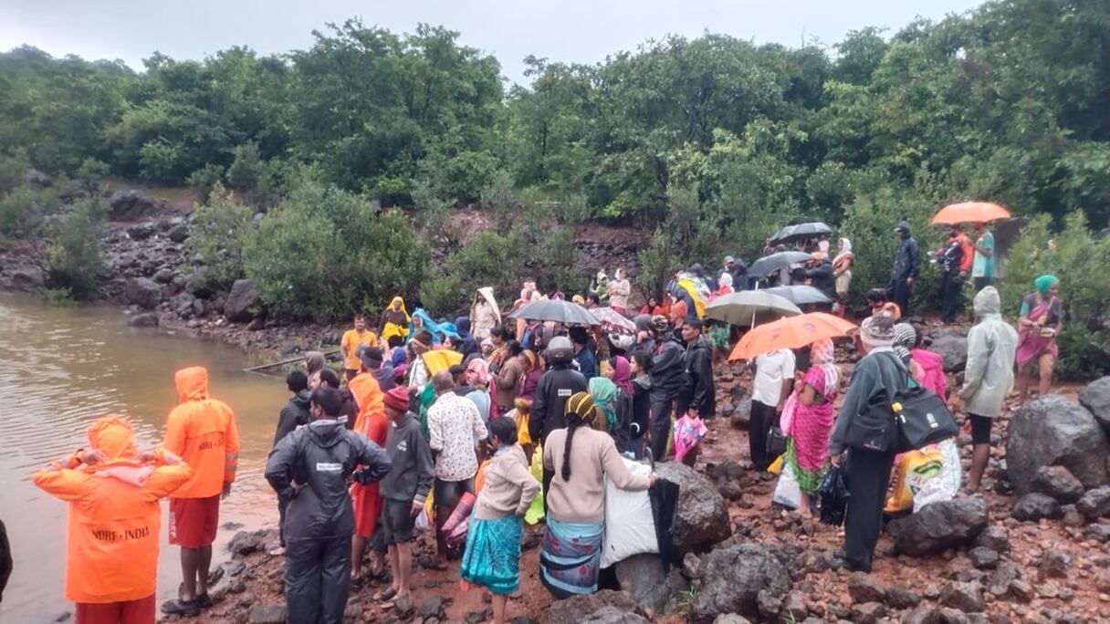 Opération de sauvetage de la Force nationale d'intervention en cas de catastrophe (NDRF) de villageois bloqués dans les zones inondées après de fortes pluies de mousson à Ambewadi, dans le district de Kolhapur de Maharashtra, en Inde, le 23 juillet 2021.
