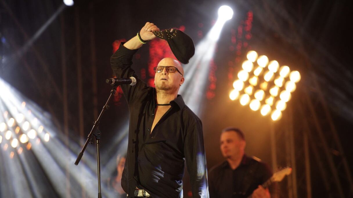 Né le 23 juillet 1966 en Algérie, Cheb Bilal grandira à Oran où il suivra les cours du conservatoire de musique et s'initiera à son métier de chanteur en animant, très jeune, fêtes et mariages locaux.
