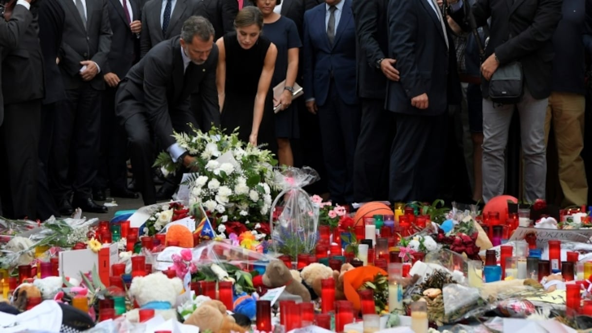 Le roi espagnol Felipe VI et son épouse Letizia depose une gerbe sur les Ramblas, le 19 août 2017 à Barcelone.
