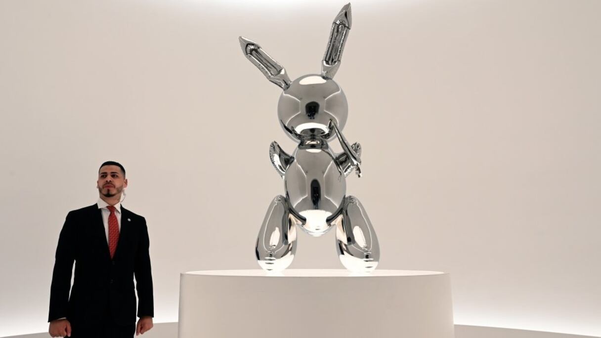 Un lapin de Jeff Koons bat un record de vente pour un artiste vivant.