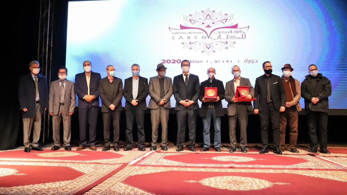 Photo de groupe des lauréats de la 52ème édition du Prix du Maroc du Livre 2020 avec l'ancien ministre de la culture, de la jeunesse et des sports, Othman El Ferdaous.
