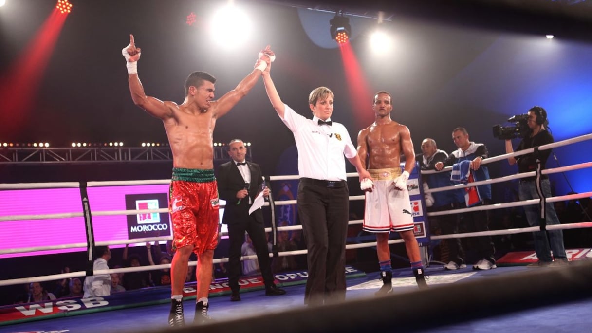 Mohamed Rabii a remporté, jeudi  15 octobre, le titre de champion du monde de la boxe à Doha dans la catégorie des -69kg. Une victoire historique pour ce jeune marocain de 22 ans qui a obtenu une médaille d'or hautement méritée face au Kazakh Daniyar Yeleussinov.
