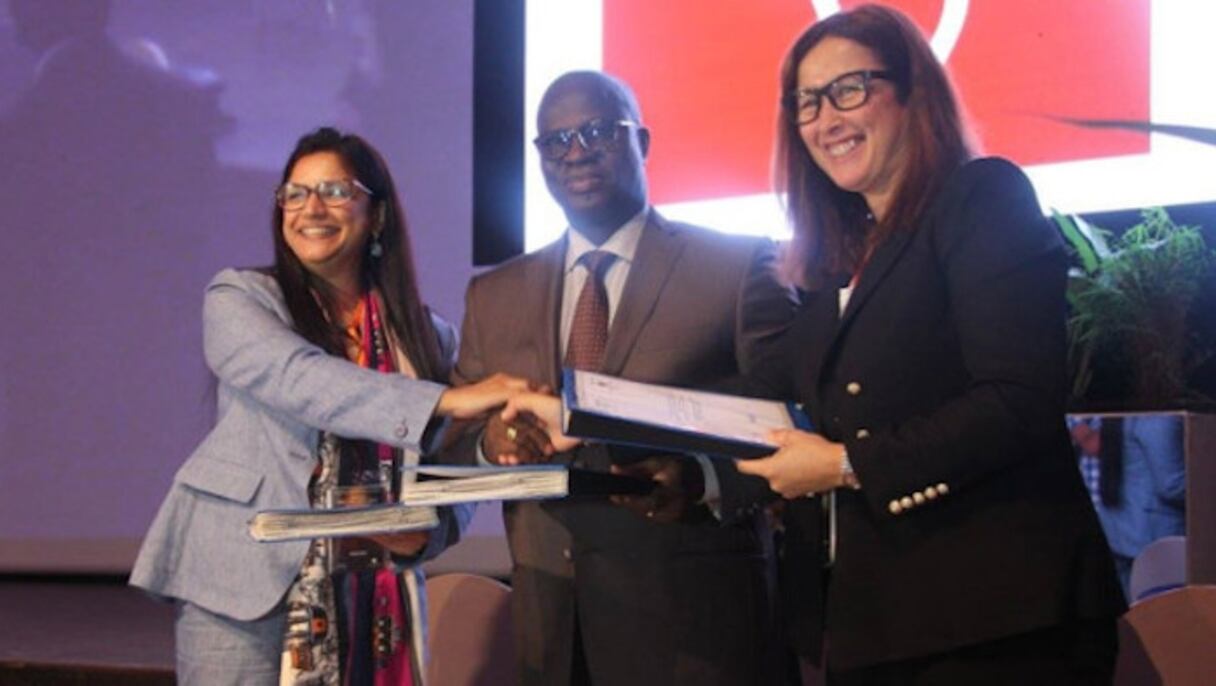 Emmanuel Esmel Essi, dg du CEPICI, entouré de Zahra Maafiri (g), dg de Maroc Export et Soumia Alami Ouali, dga en charge de la PME à la Banque centrale populaire (BCP) lors du BtoB in Africa 2016 à Abidjan.
