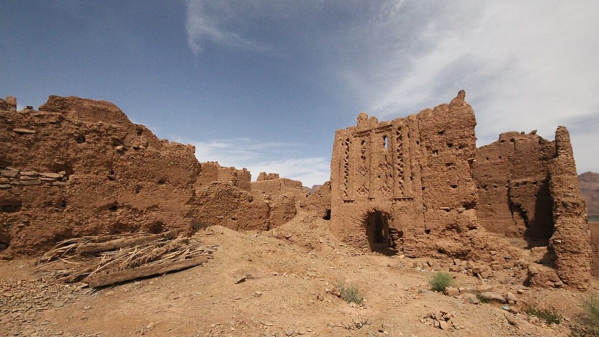Ksar Tamnougalt (Draâ-Tafilalet). Il y a plus de 4.000 ksour et kasbah au Maroc. En 2014, le ministère de l'Aménagement du territoire a lancé un programme pour leur réhabilitation et l'amélioration des conditions socio-économiques de leurs habitants.
