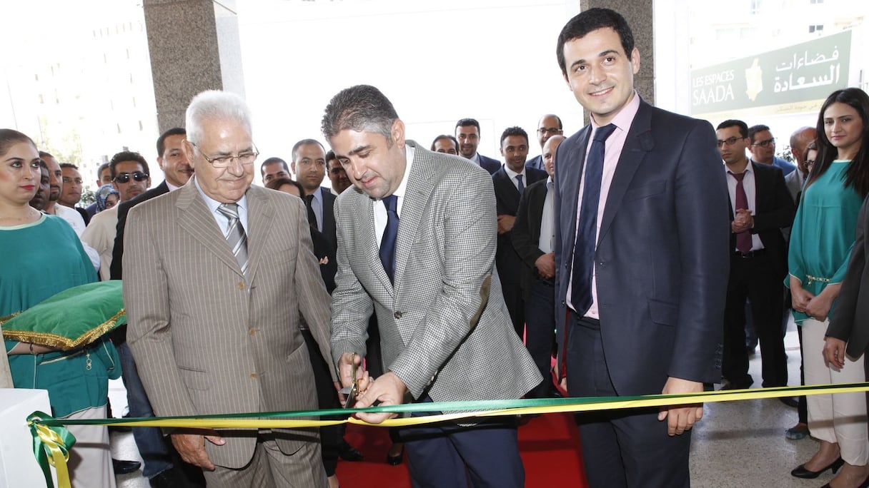 Inauguration du showroom Espaces Saada. De gauche à droite, Abdelali Berrada Sounni, PDG du groupe Palmeraie, Hicham Berrada Souni et Amine Guennoun, respectivement PDG et DG d'Espaces Saada.
