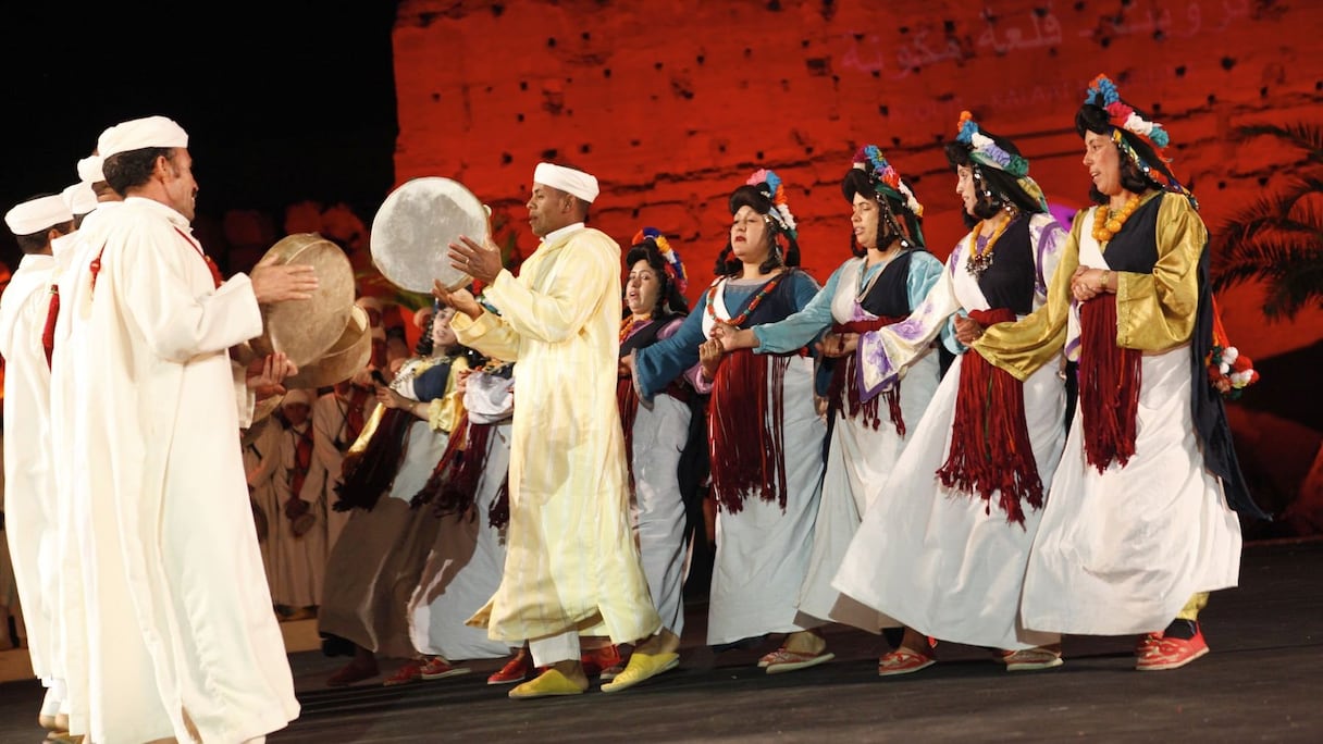 Cette danse folklorique symbolise la femme en abeille et l'homme en apiculteur, les bendirs et les flûtes rythment la cadence
