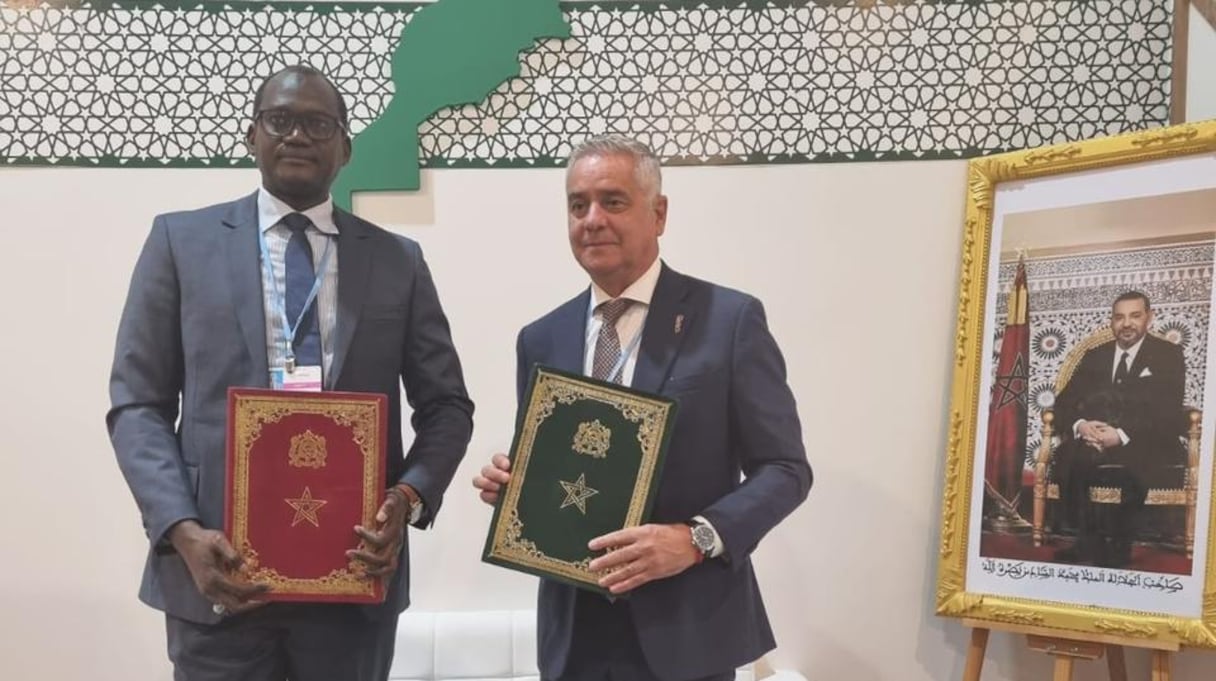 Lors de la signature de la convention de partenariat sur la promotion de l’efficacité énergétique et des énergies renouvelables entre Saïd Mouline, directeur général de l'AMEE (Maroc) et Saer Diop, directeur général de l'AEME (Sénégal).
