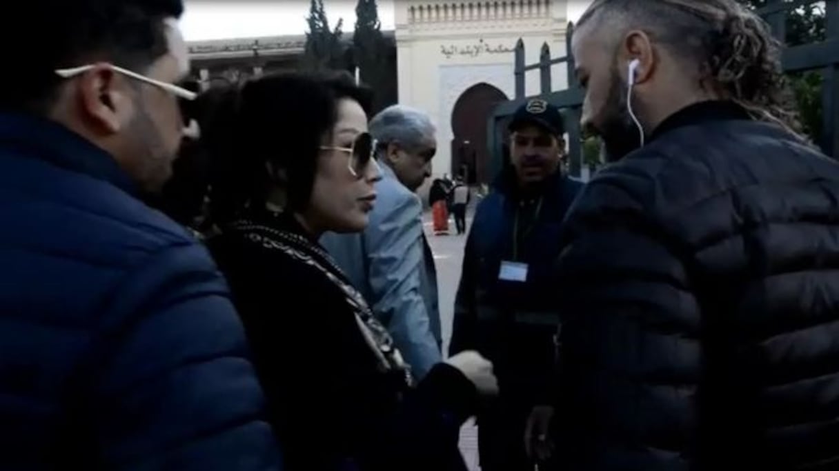 La chanteuse Saïda Charaf devant la porte du tribunal de première instance de Marrakech, le mardi 18 février 2020. 
