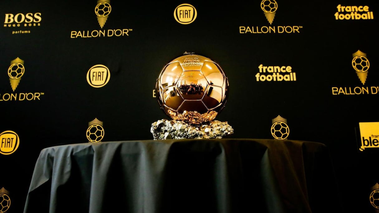 Le prestigieux trophée du Ballon d'Or récompensant le meilleur joueur de l'année.
