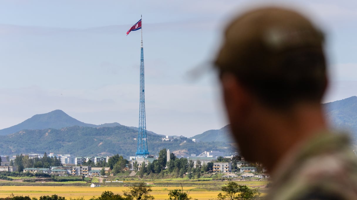 Un soldat du Commandement des Nations Unies regarde la Corée du Nord, près du village de Panmunjom, à l'intérieur de la zone démilitarisée séparant les deux Corées, le 4 octobre 2022.
