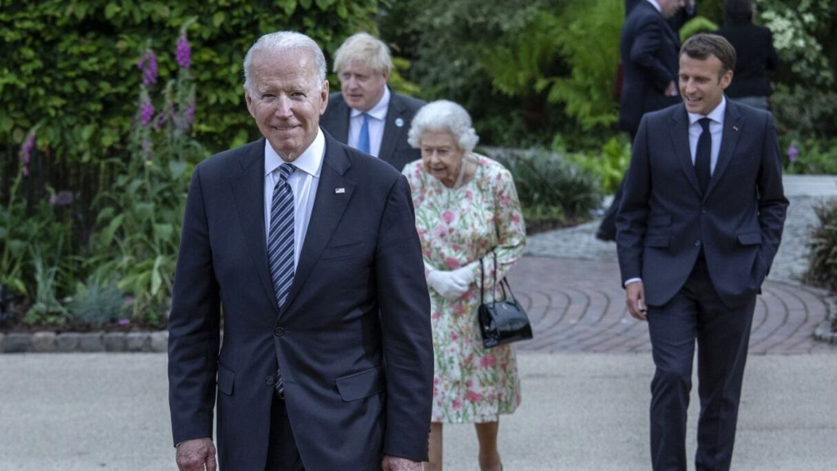 Joe Biden, Boris Johnson, la reine Elizabeth II de Grande-Bretagne et Emmanuel Macron se rendent à une photo de famille lors d'une réception à The Eden Project, à Carbis Bay, en Cornouailles (sud-ouest de l'Angleterre) le 11 juin 2021. 
