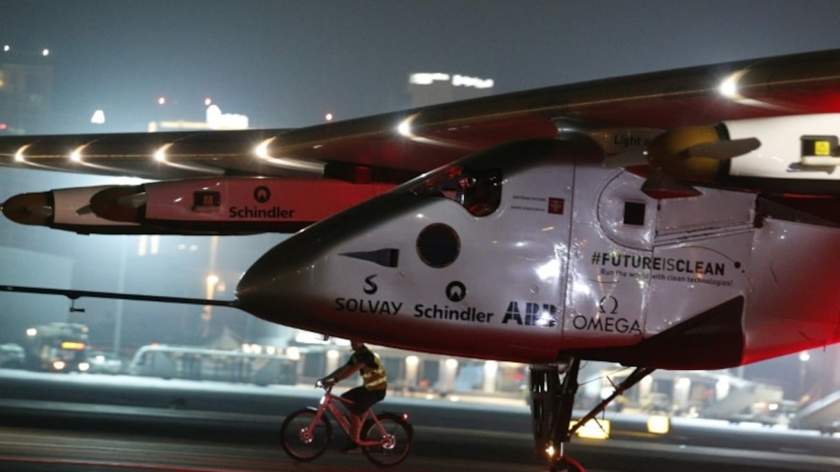 Arrivée de Solar Impulse 2, à l'aéroport d'Abou Dhabi, le 26 juillet 2016.
