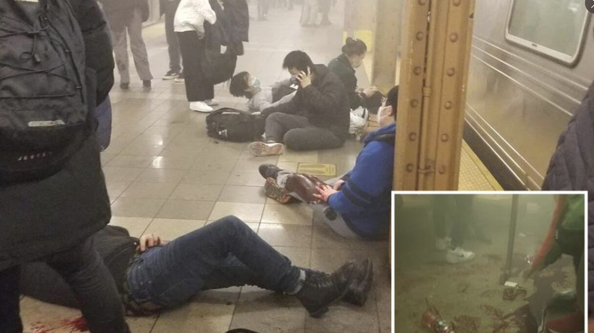 Plusieurs personnes ont été blessées par des tirs d'arme à feu le 12 avril 2022, dans une station du métro new-yorkais, à Brooklyn. 
