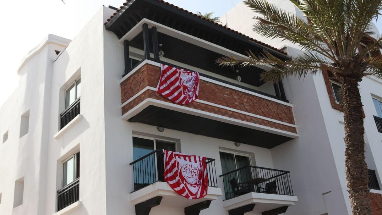 Les balcons des hôtels fleurissent de drapeaux wydadis. 
