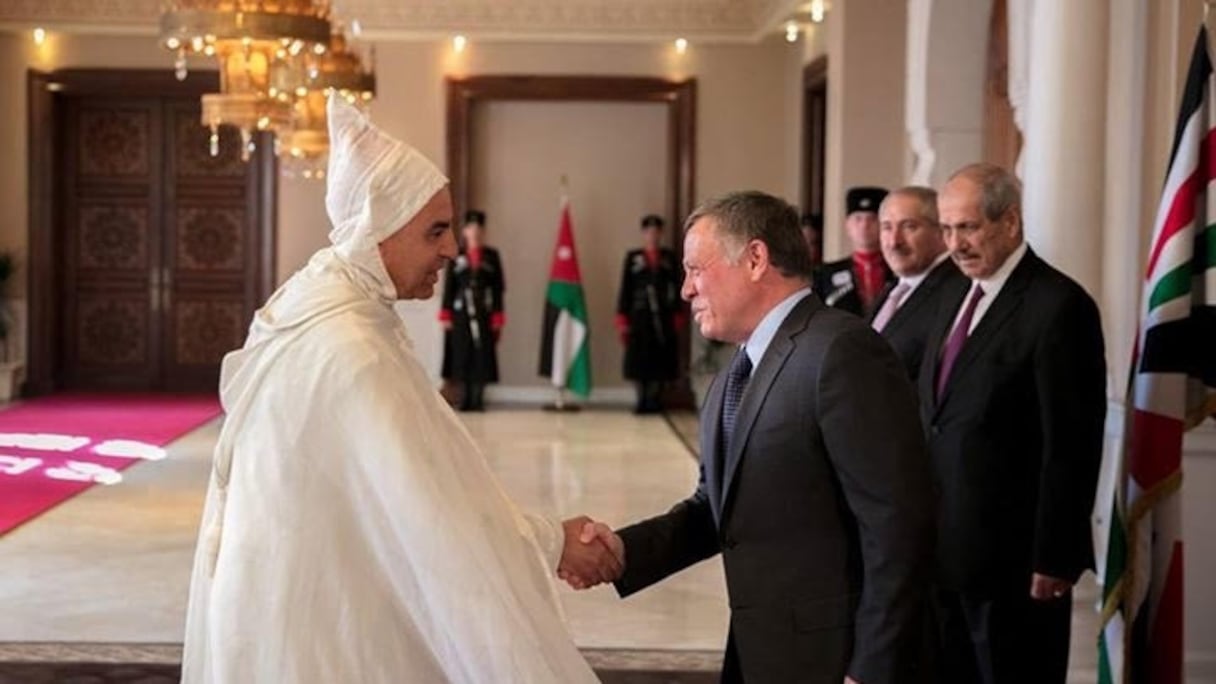 Le roi jordanien recevant les lettres de créance de Mohammed Sitri, nouvel ambassadeur du Maroc en Jordanie. 
