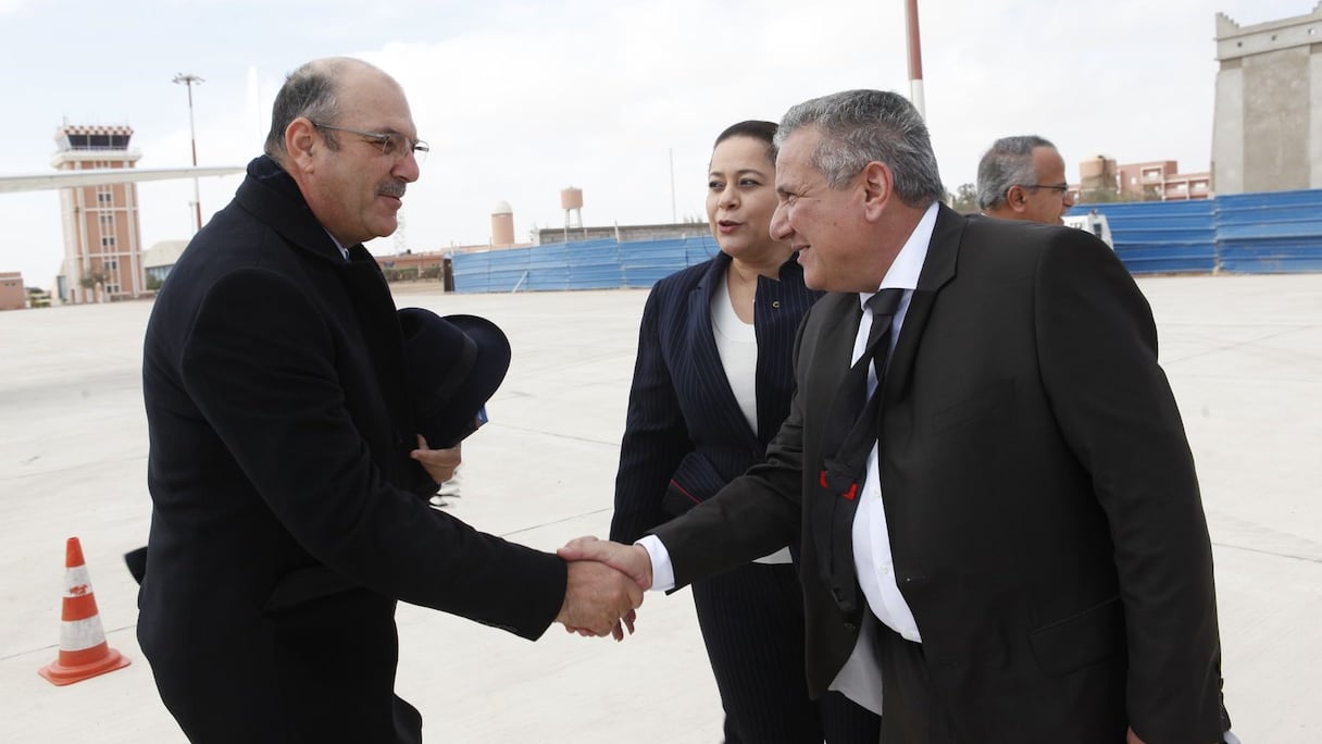 Miriem Bensalah fait les présentations entre Ali Ghannam, président de la Fédération nationale du tourisme, et le wali de la région Laayoune-Boujdour-Sakia El Hamra, Yahdih Bouchab.
