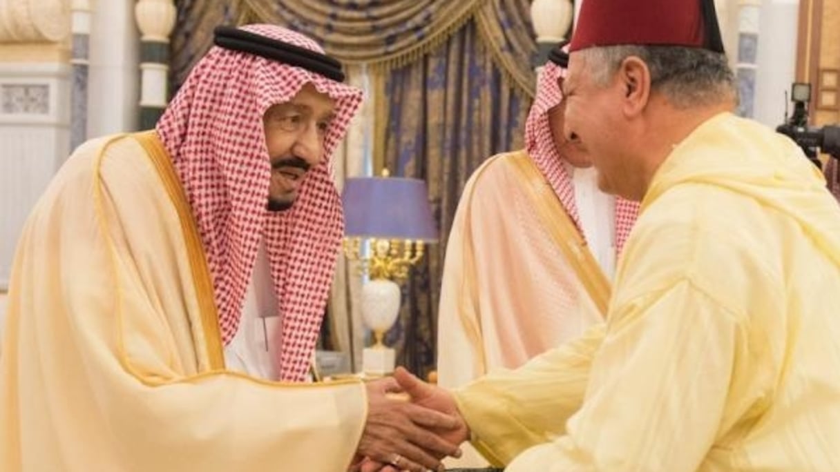 L’ambassadeur du Maroc à Riyad, Mustapha Mansouri, et le roi Salmane Ibn Abdelaziz Al- Saoud.
