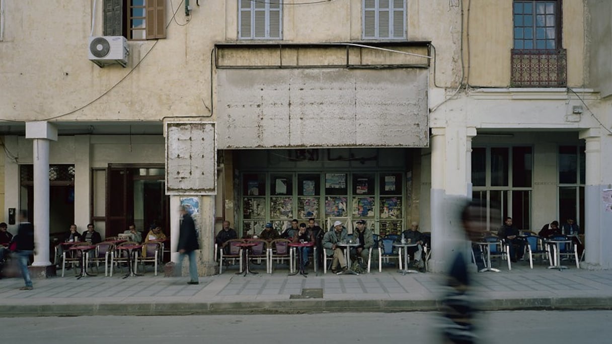 La vente judiciaire du cinéma Atlas de Meknès, créée en 1960 est fermé depuis 2002, est programmée pour le 22 avril 2021, ce qui suscite l’indignation de personnalités du monde de l’art et de la culture.
