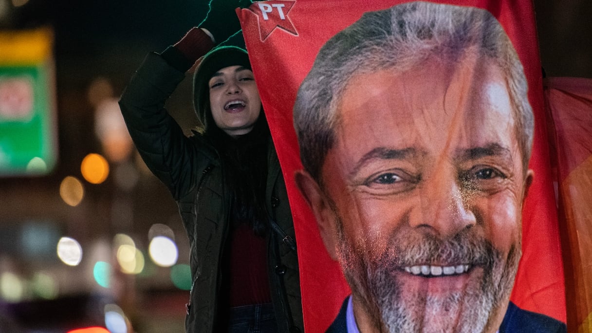 Parmi les partisans du président brésilien Lula da Silva, lors d'un rassemblement en solidarité avec la démocratie brésilienne devant le consulat brésilien à Boston, Massachusetts, le 9 janvier 2023.
