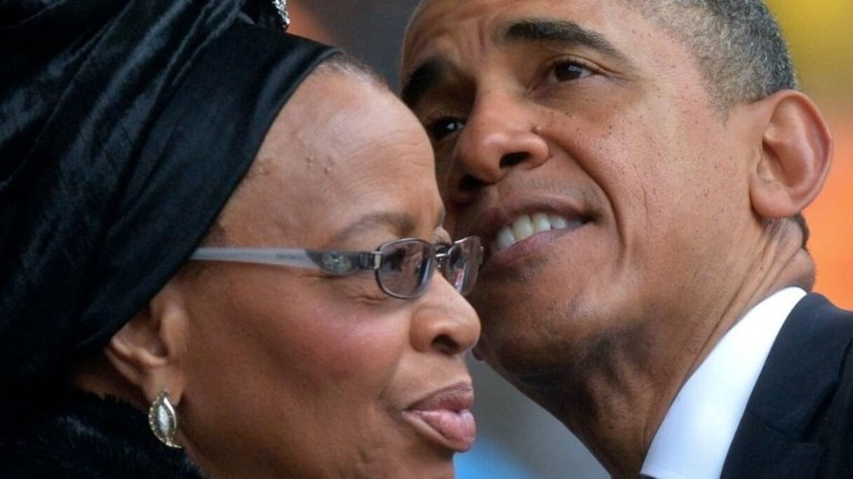 Barack Obama salue la veuve de Nelson Mandela, Graça Michel, lors de la cérémonie. Le président américain a rendu un vibrant hommage à Mandela au cours de cette cérémonie en le consacrant comme un homme qui a montré au monde "le pouvoir de l'action".
