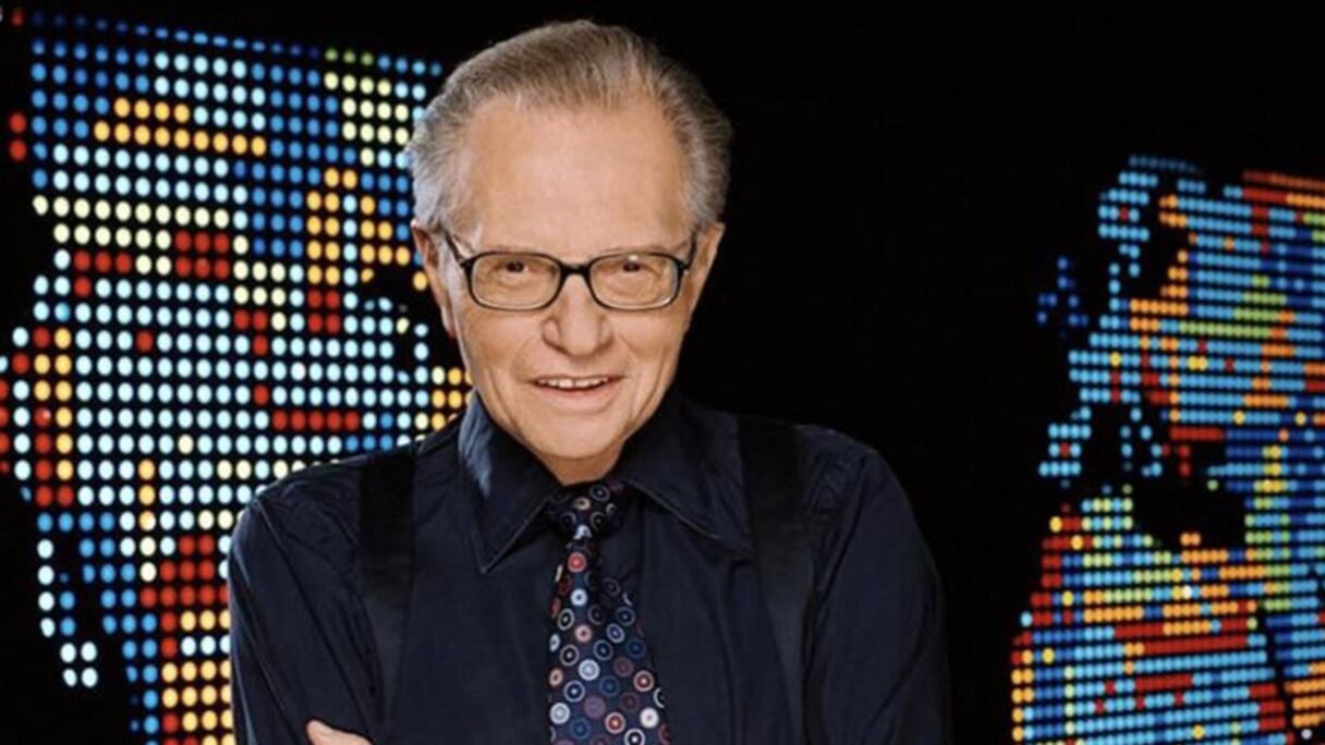 Le célèbre journaliste et animateur de télévision américain Larry King. 
