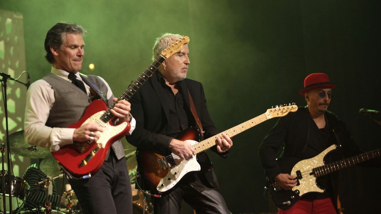 Au théâtre Mohammed V, le grand Bernard Lavilliers convoque les mondes. Des textes forts d'une cinglante poésie, sur des rythmes puisés à multiples mémoires. Et cette voix... 
