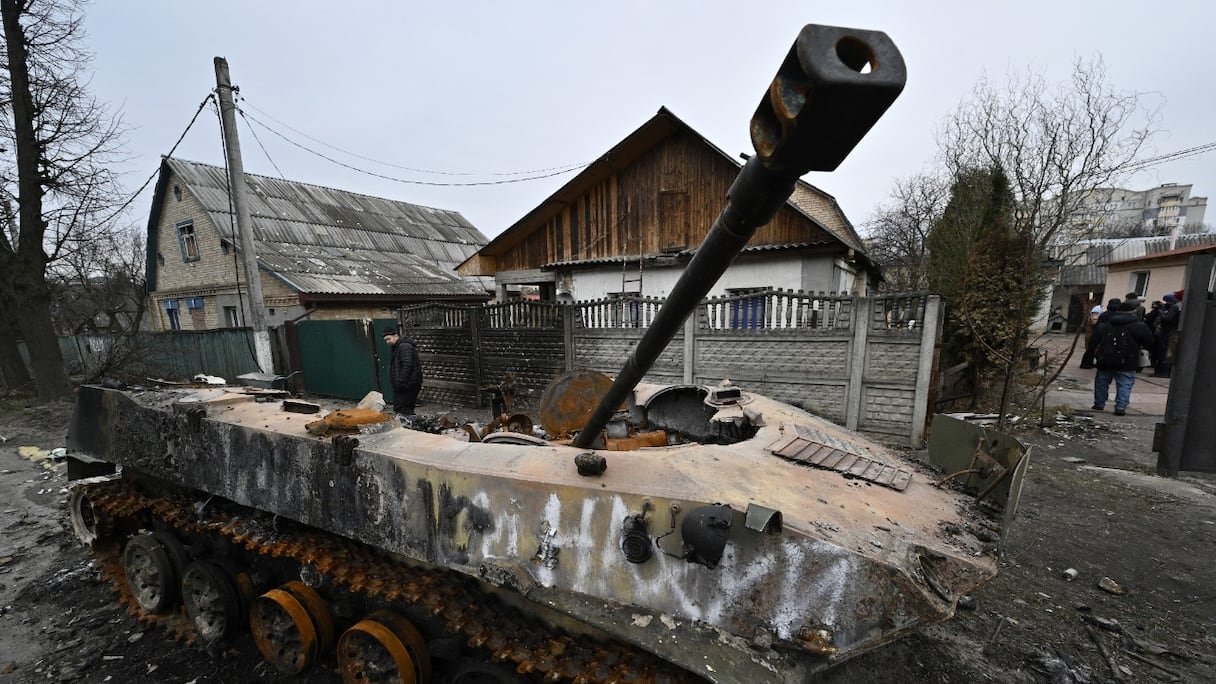 Des débris de véhicules blindés détruits, dans une rue de la ville de Boutcha, à la périphérie de la capitale ukrainienne Kiev, le 5 avril 2022.
