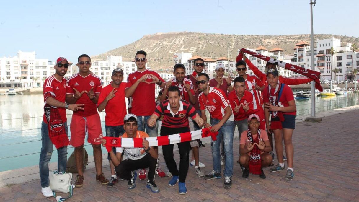 On ne voit que du rouge dans les rues d'Agadir ce samedi. 
