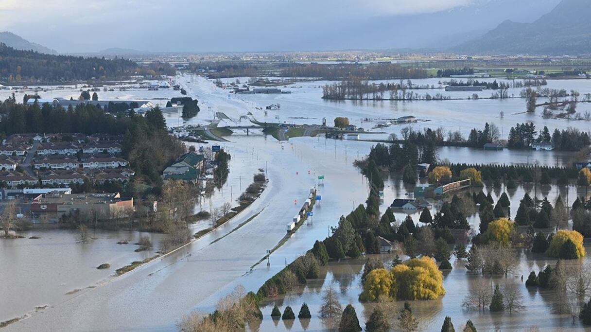 Cette image aérienne prise et publiée le 16 novembre 2021 par la ville d'Abbotsford via Twitter montre des inondations dans la prairie de Sumas à Abbotsford, au Canada.
