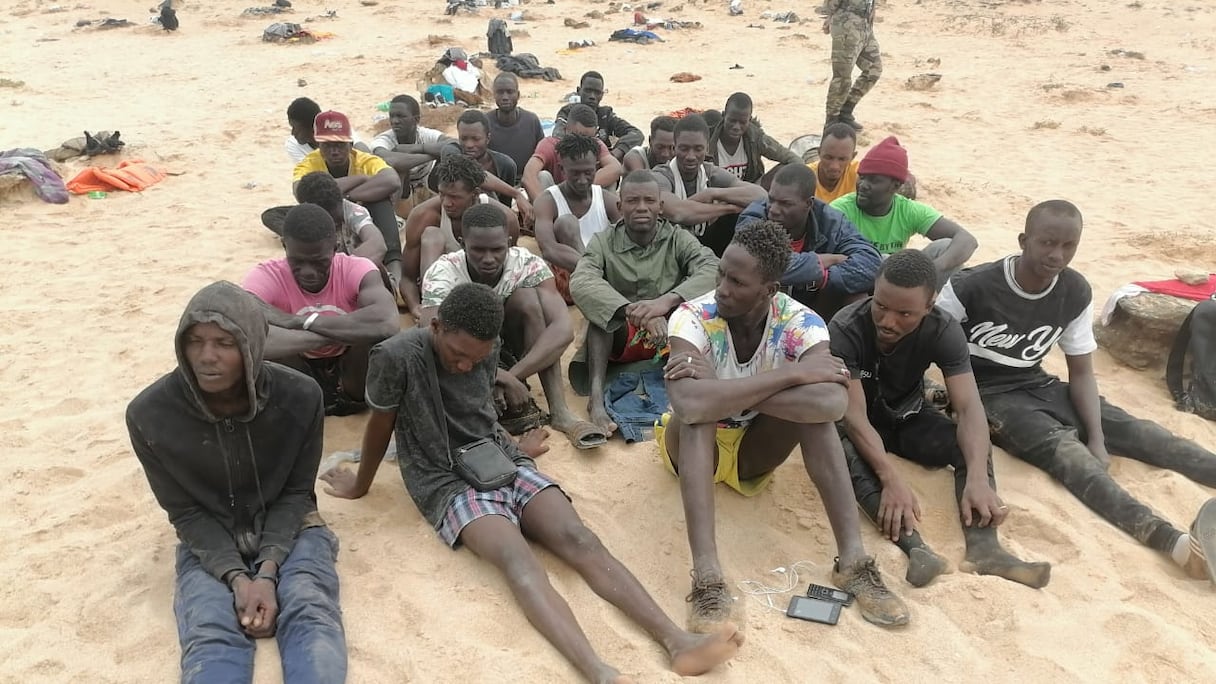 Une partie des migrants qui se trouvaient à bord de la pirogue qui s'est échouée vendredi 15 juillet 2022 sur une plage au sud du Maroc, à 330 kilomètres de Dakhla.
