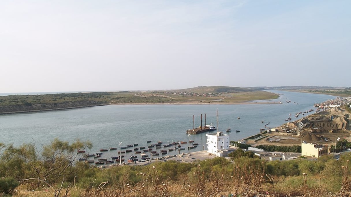 Embouchure du Sebou, depuis la Kasbah de Mehdia. Prenant sa source dans le Moyen Atlas, cet oued, l'une des ressources en eau les plus importantes du Maroc, est très pollué, à cause du rejet des eaux usées domestiques et industrielles. Son régime hydrologique est irrégulier. 
